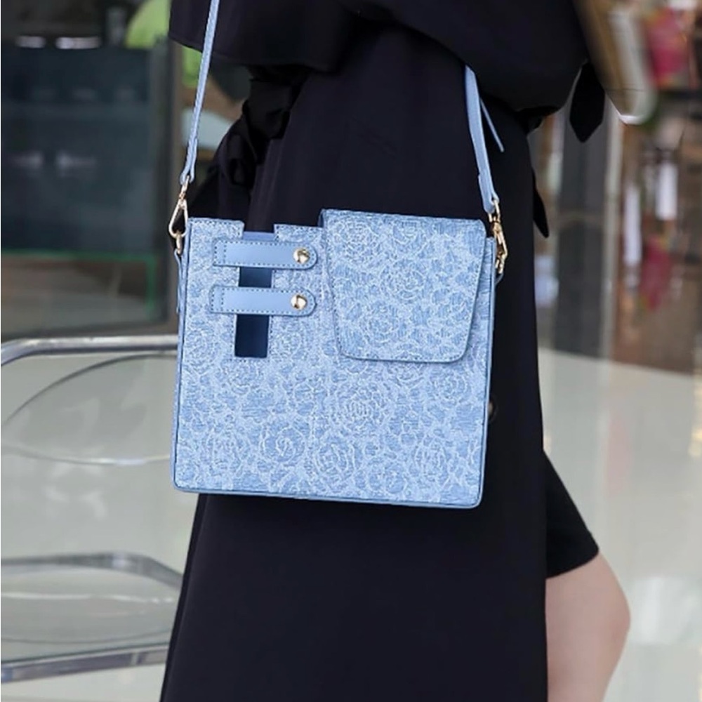 Generisch Blue Floral Crossbody Bag With a Portable Water Bottle Holder & Strap